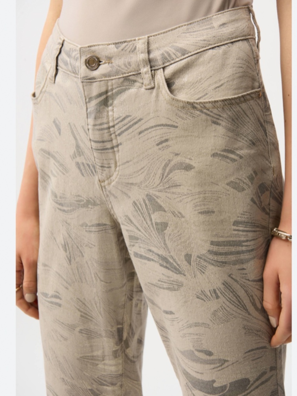 NWT Joseph Ribkoff Taupe and Gold Slim Crop Jeans